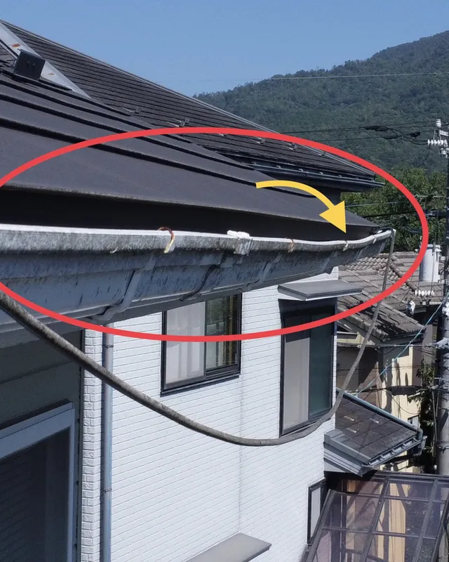 被害箇所に印を付けた雨樋の調査写真